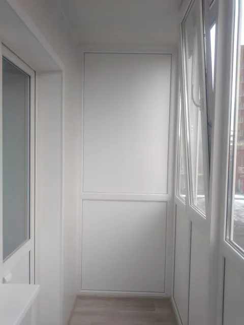 Отделка балкона панелями, общий вид