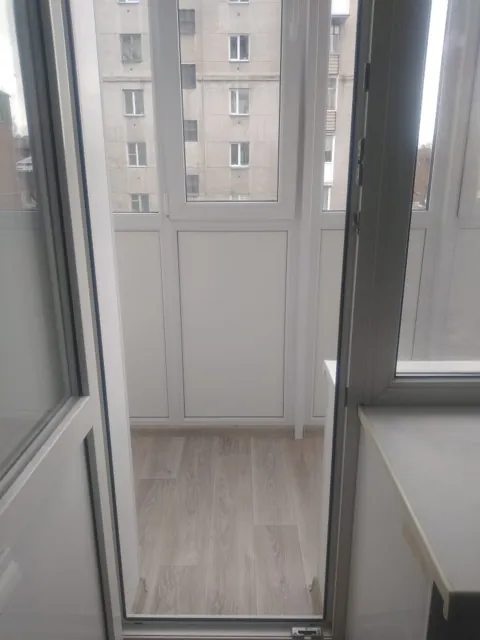 Лоджия после отделки: панели и ламинат