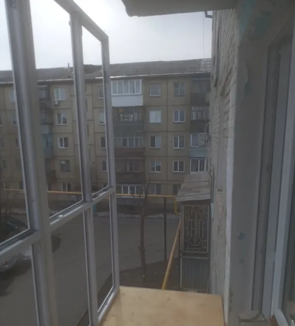 Остекление балкона изнутри во время монтажа