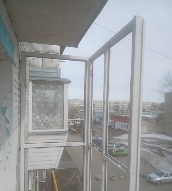 Балкон остеклён, вид на двор