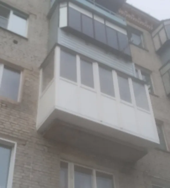 Балкон на Перова после остекления и обшивки