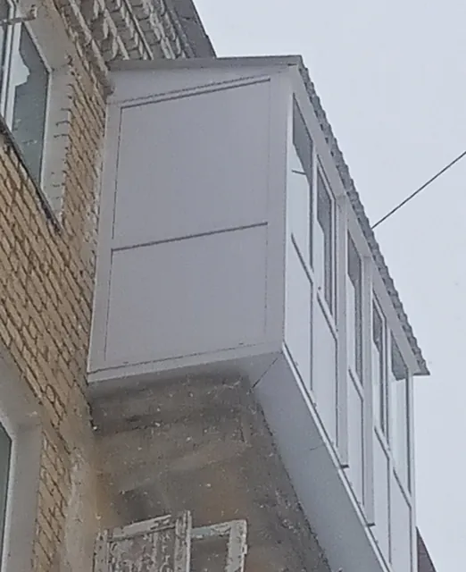 Готовый балкон с выносом, вид снизу