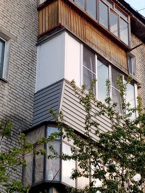 Готовый балкон с сайдингом, вид с угла дома